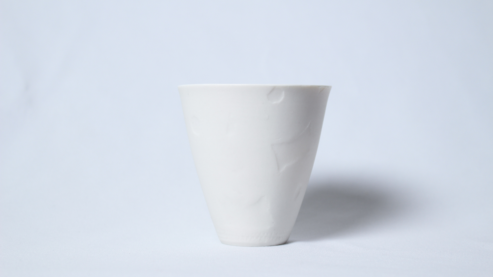 白磁・透光性フリーカップ（水玉透かし彫り）