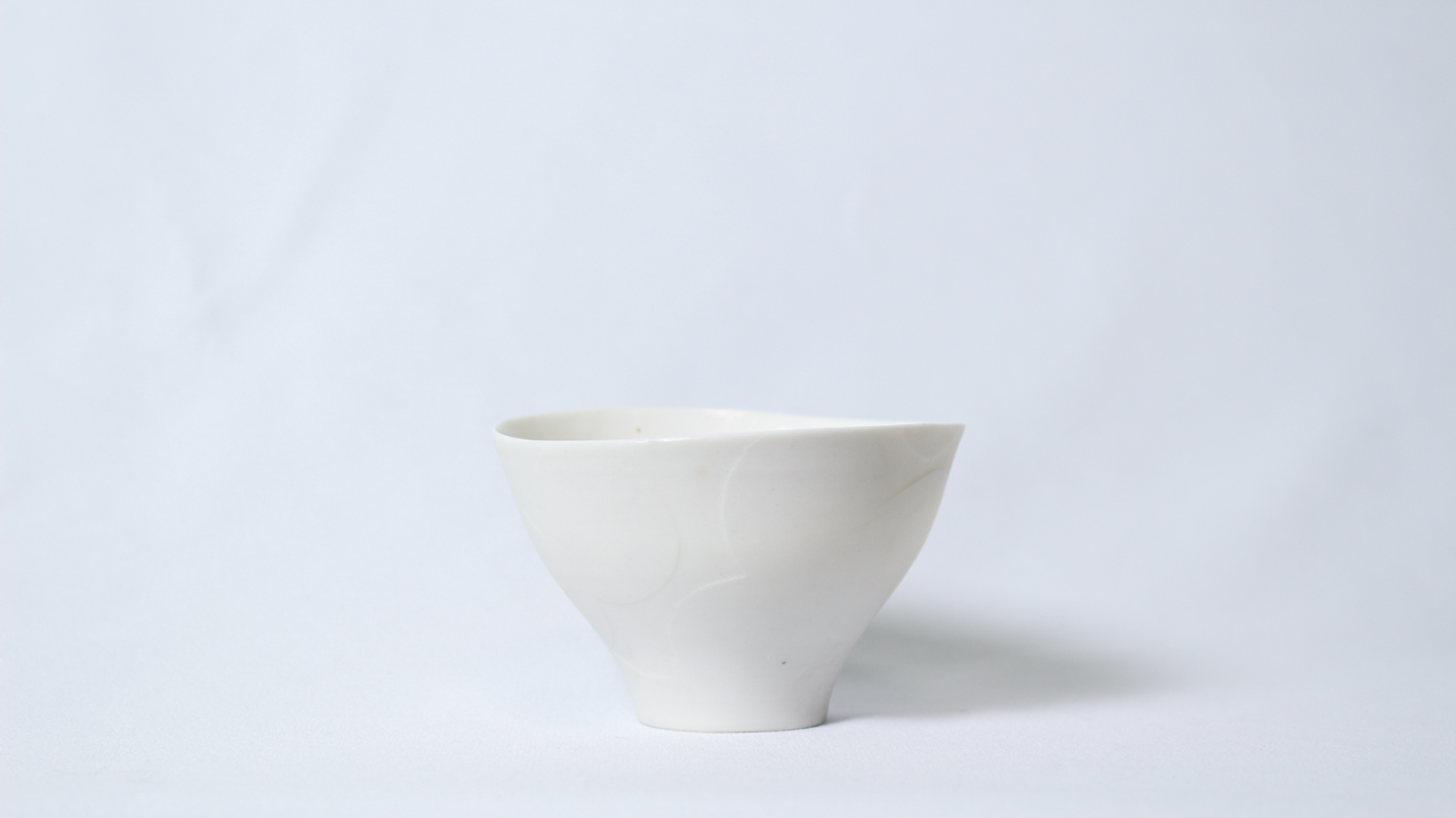 白磁・透光性碗（水玉透かし彫り）